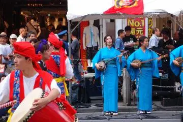 新宿でエイサーの太鼓を披露する踊り手たち